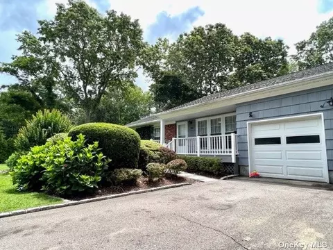 101 Fox Run Ln, Riverhead, NY 11901