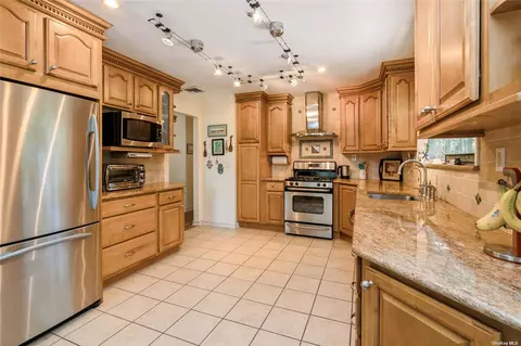 7 Glenford Ln, East Northport, NY 11731