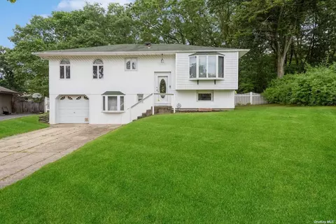 32 Mulberry Dr, Smithtown, NY 11787