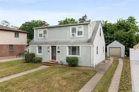 653 Dauntless Pkwy, Elmont, NY 11003