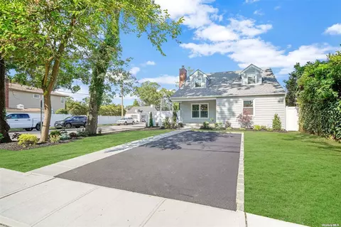 1811 Thomas St, Merrick, NY 11566
