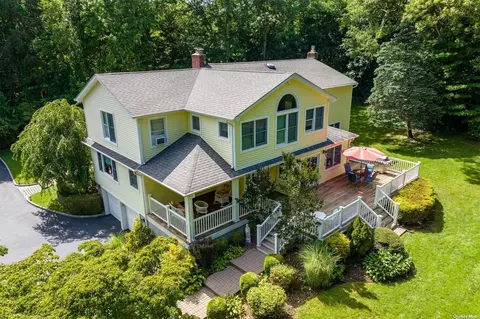 39 W Maple Rd, Greenlawn, NY 11740