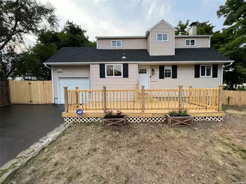 1803 Wave Ave, Medford, NY 11763