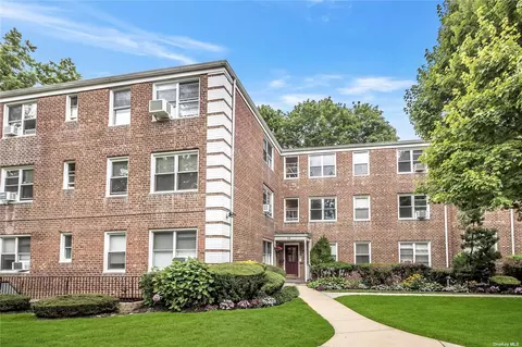 11 Edwards St #1B, Roslyn Heights, NY 11577