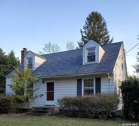 90 Greenlawn Rd, Huntington, NY 11743