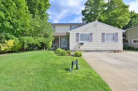 77 Commonwealth Ave, Massapequa, NY 11758