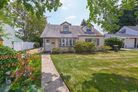 1287 S St, Valley Stream, NY 11580