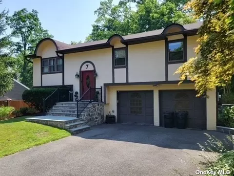 7 Bankside Dr, Centerport, NY 11721
