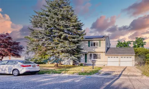 835 Keith Ln, West Islip, NY 11795