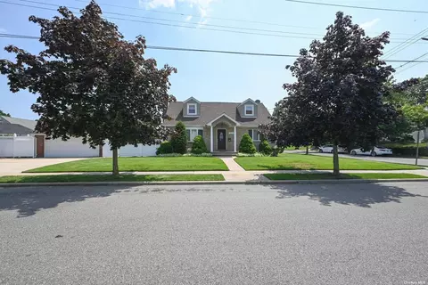 1185 Russell St, Franklin Square, NY 11010