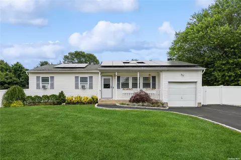 5 Cherry Ln, Medford, NY 11763