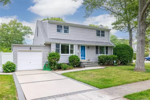 97 Saint Regis Dr, Massapequa Park, NY 11762