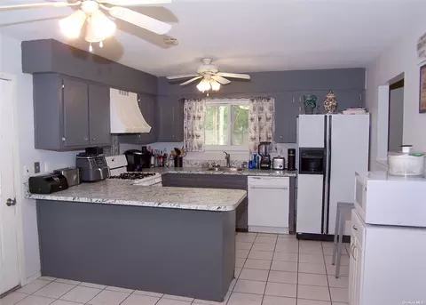 737 Old Medford Ave, Medford, NY 11763
