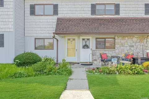 170 Pointe N Cir #170, Coram, NY 11727
