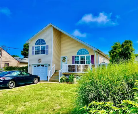 10 Argyle Dr, Shirley, NY 11967