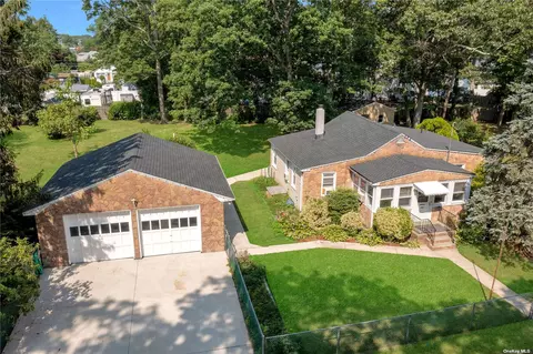 4 Lafayette Ave, Mastic, NY 11950