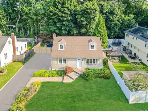 4 Quebec Dr, Huntington Station, NY 11746