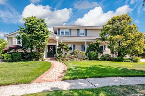 6 Knell Dr, Massapequa Park, NY 11762