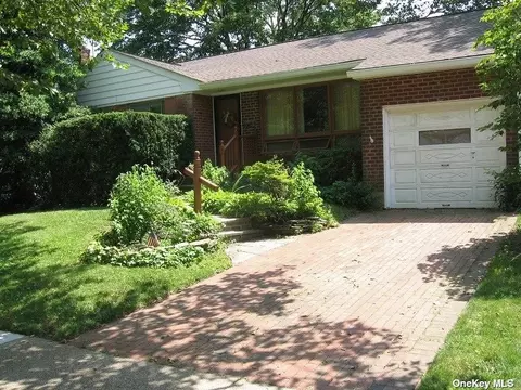 116 Matthew St, Farmingdale, NY 11735