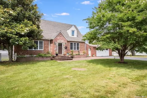 27 Muncey Rd, Bay Shore, NY 11706