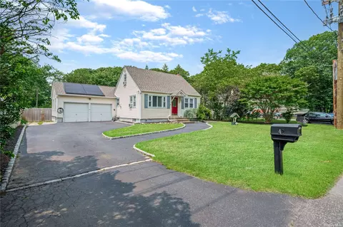 42 Cypress Ln, Shirley, NY 11967