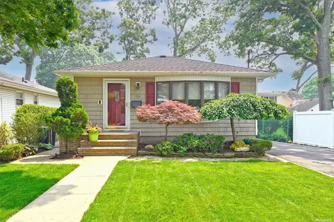 116 Suffolk Rd, Massapequa, NY 11758