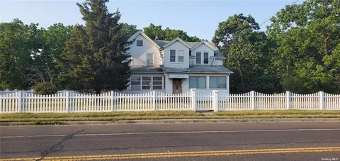 673 S Country Rd, Patchogue, NY 11772