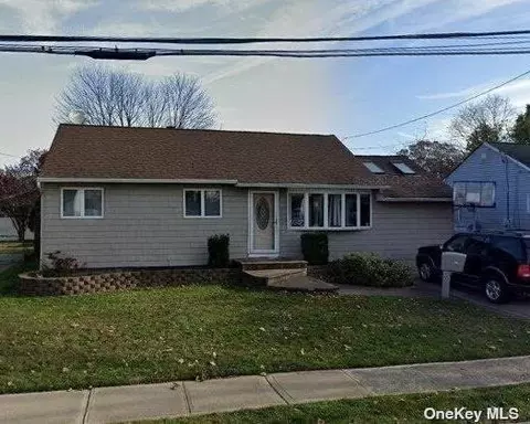 60 Frank St, Lindenhurst, NY 11757