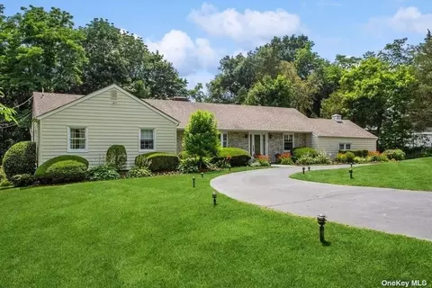 4 Colonial Dr, Huntington, NY 11743
