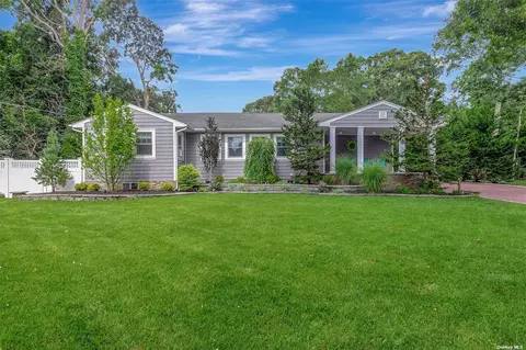 82 Ocean Ave, Center Moriches, NY 11934