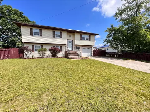 15 Bedell St, Lindenhurst, NY 11757