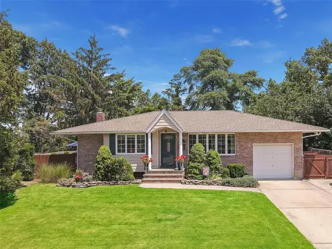 25 Rita Cres, Commack, NY 11725