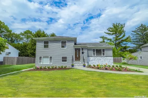 24 Venus Rd, Syosset, NY 11791