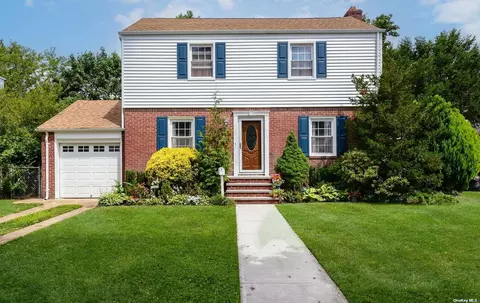 141 Willow St, Garden City, NY 11530