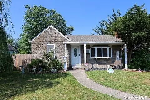 2 Ritz Pl, Lindenhurst, NY 11757