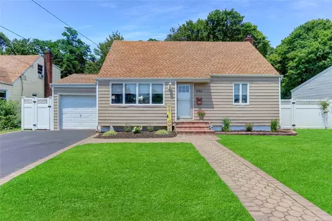 455 18th St, West Babylon, NY 11704
