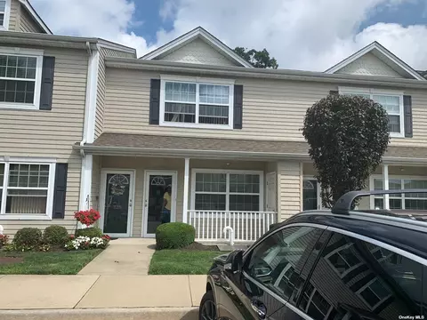 127 Willow Ln #128, Valley Stream, NY 11580