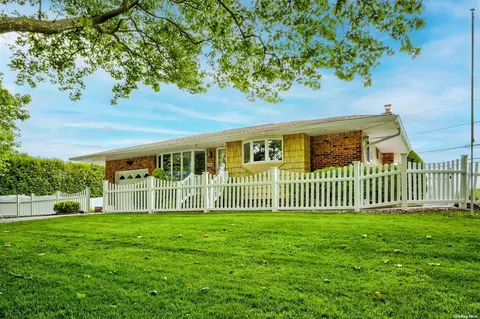 17 Coe Pl, Huntington Station, NY 11746