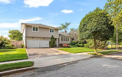 34 Acorn Ln, Plainview, NY 11803