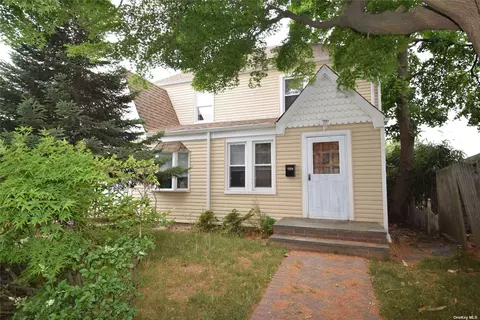 7 Van Nostrand Ct, Little Neck, NY 11362