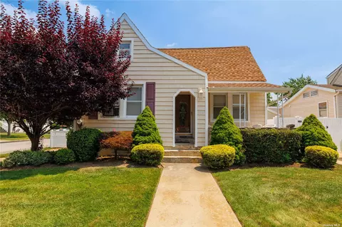 2517 Hewlett Ln, Bellmore, NY 11710