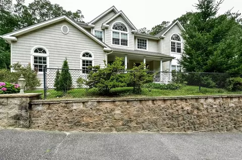 59 Ketewomoke Dr, Huntington, NY 11743