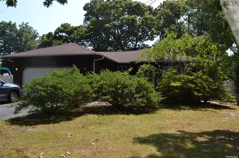 107 Old Neck Rd, Center Moriches, NY 11934