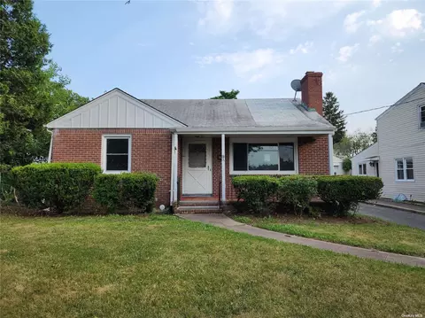9 Fairmont Pl #A, Glen Cove, NY 11542