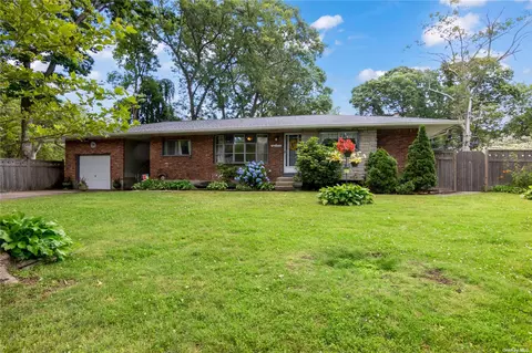 10 Pebble Ln, South Huntington, NY 11746