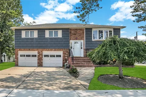 12 Laurel Rd, Freeport, NY 11520