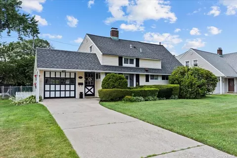 100 Stonecutter Rd, Levittown, NY 11756