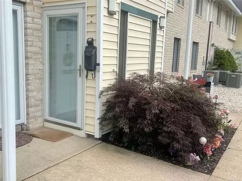 18 Pueblo Ct #18, Coram, NY 11727