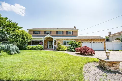 147 Cedar Point Dr, West Islip, NY 11795