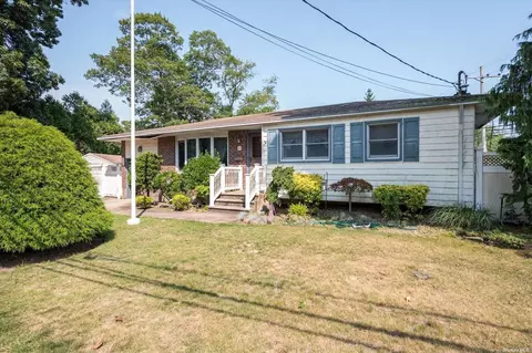 1051 Lakeshore Dr, Massapequa Park, NY 11762